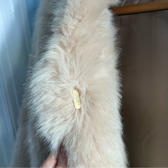 Fabulous Furs Blush Colored Teddy Jacket Faux Fur. Size Medium - Picture 8 of 9